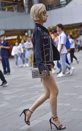 短发妹子