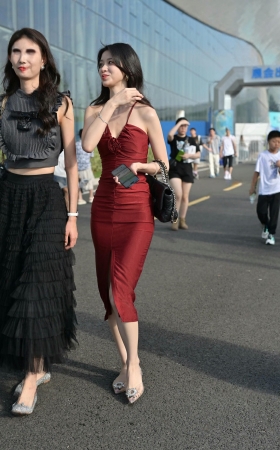 吊带红裙高挑美女 [21P]