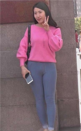 搭讪街拍紧身裤粉衣甜美女孩 [2.57 GB]