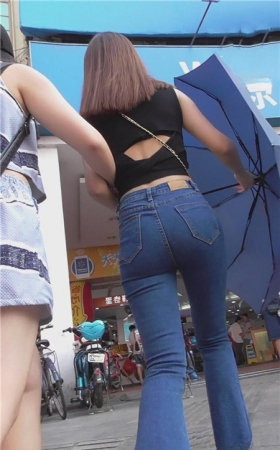 紧身牛仔喇叭裤美女