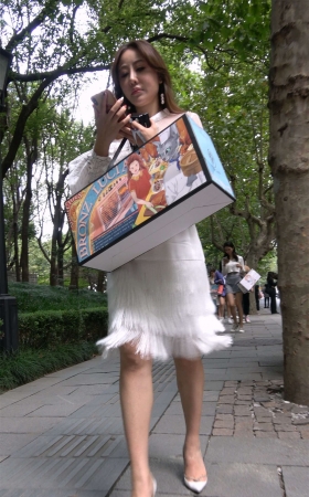 白裙白高跟气质美女