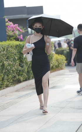 黑色开衩长裙美背小姐姐 [20P]