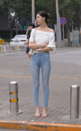 高挑的紧牛美女 [21P]