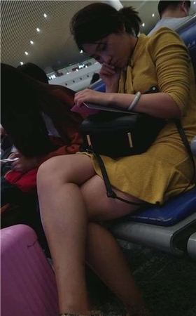高铁站偶遇坐在对面的甜美知性美女，完美女神类型。