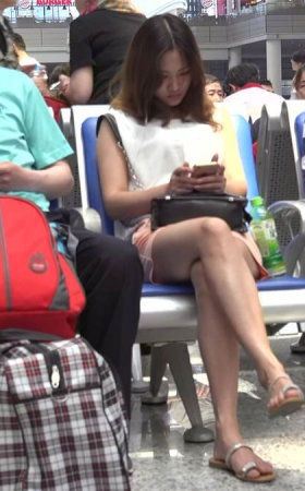 女孩长发披肩，时间充分静心欣赏她的玉足