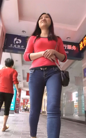 红T恤紧身蓝牛极品少妇