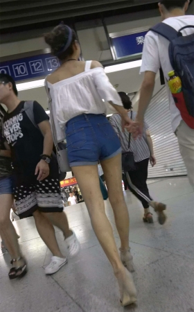 高腰牛仔热裤白衬衫高挑美腿