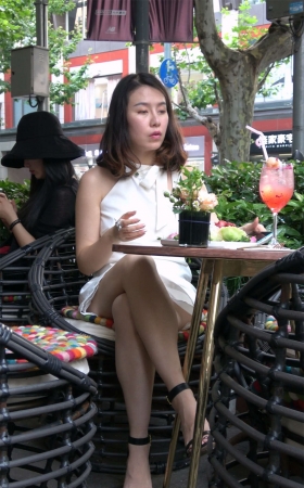 性感美腿高跟白色连衣裙美妇