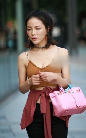 低胸少妇 [13P]
