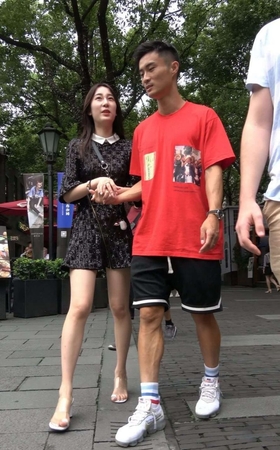 4K – 街拍热恋中的黑色连衣裙妹子 [2.44 GB/MP4]
