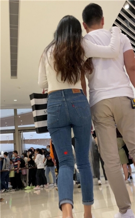 蓝色牛仔紧身裤美女