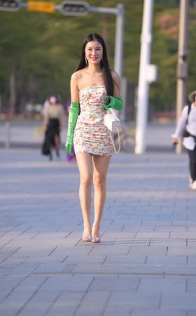 抹胸梅花裙小姐姐