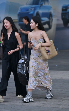 小花裙姐姐