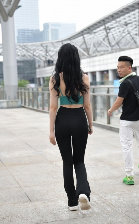 赤脚紧身裤美女
