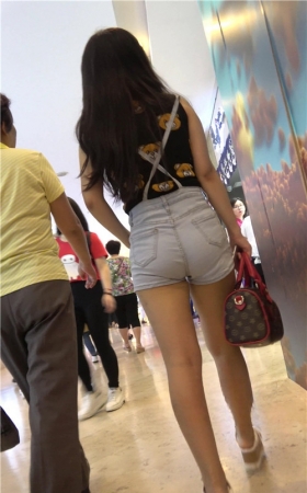 街拍高腰紧身热裤牛仔妹子