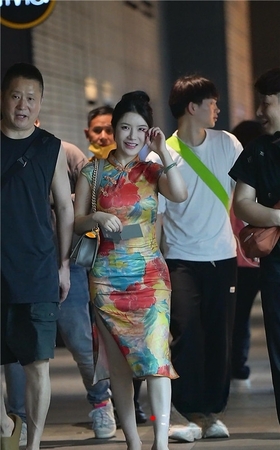 裹身旗袍美女