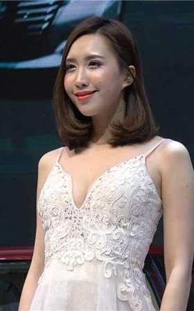 4k-极品白色连衣裙美女车模小姐