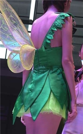化身为一只小蜜蜂的小清新美眉。
