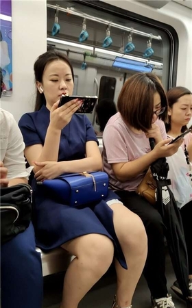 街拍地铁上的美女美腿