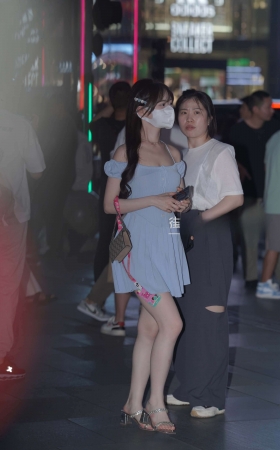 抓拍挤公交的蓝裙小妹 [22P]