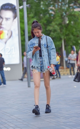 玩手机的超薄肉丝热裤美眉
