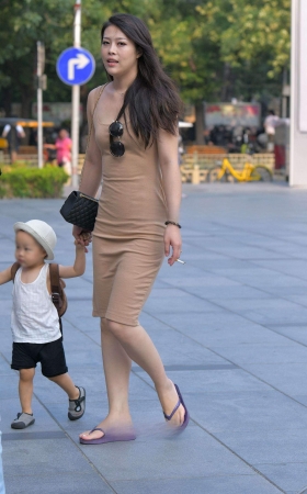 戏水中的温婉妈妈 [20P]