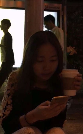 圆臀等车小妹美腿惹人爱