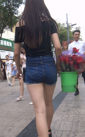 送花的短裤牛仔美女