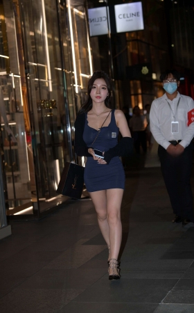 夜拍极品靓丽包臀短裙美女 [21P]