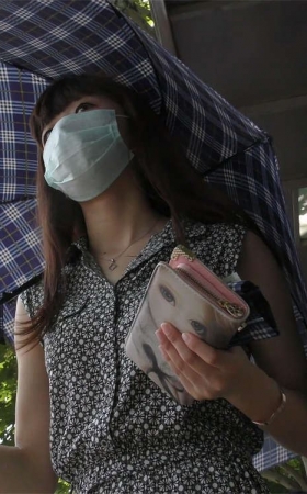 这女孩的打扮略显老气