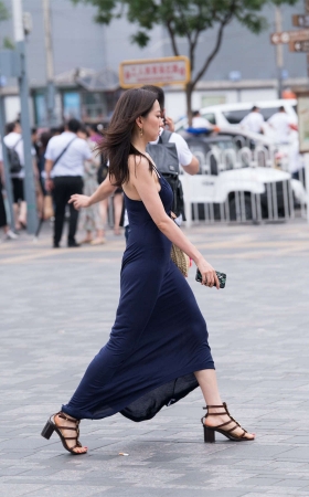 街拍丁内性感美女原图