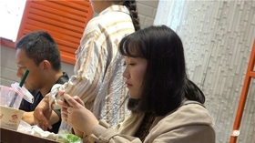 4k视频，超近距离特写文静美女的鲜嫩玉足