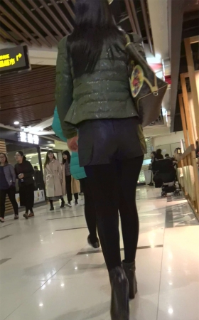 街拍丝袜长筒靴皮裤性感美女