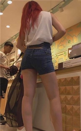 街拍酒红色翘臀美女，身材棒棒哒 [1.92 GB]