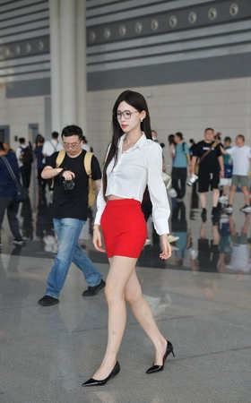 靓丽的红裙美女【套图+视频】3A8416[4.22G]