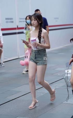 街拍麻花辫热裤女孩儿 [22P]