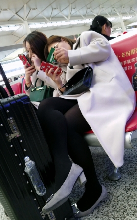 高铁站候车的黑色丝袜丰满大腿少妇