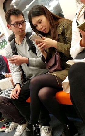 4K-地铁上玩手机认真的街拍黑丝美腿气质小姐姐