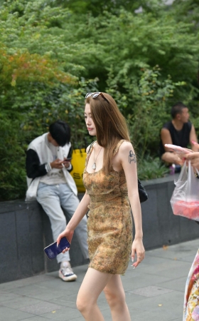 街拍低胸连衣裙美眉 [20P]