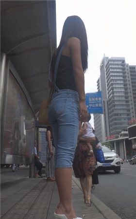 公交站台上的牛仔背带小姐姐