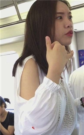 白嫩美腿小妹你地铁上跟闺蜜聊得欢。
