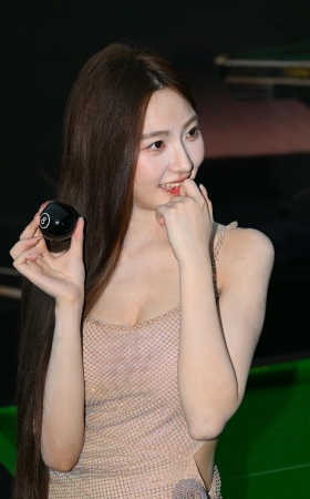 广州台球展小雨滴 – 吊带裙性感低胸美足 [19P]
