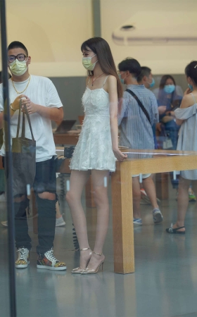 牛男街拍 白长直小仙女 好美的腿