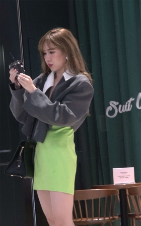 绿色短裙高跟美女很像一位明星