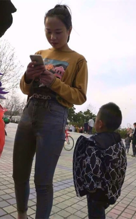 超有韵味的牛仔裤美少妇