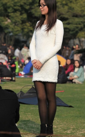 No1447 可爱的长腿黑丝女孩忽然坐下脱了短靴