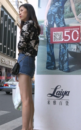 细长腿美女等公交