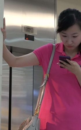 4K – 粉色包臀裙美女买鞋试鞋 [2.49 GB/MP4]