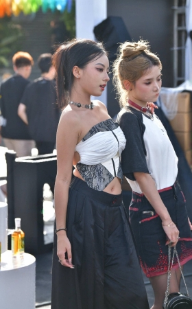 大露背装装气质美女 [18P]
