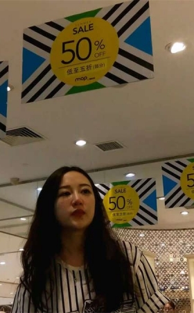 休闲系美女试穿凉鞋